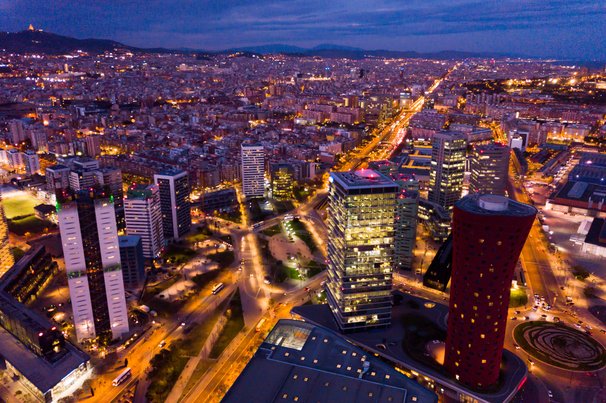 Vogelvlucht van Barcelona in de nacht door BearFotos (bron: Shutterstock)