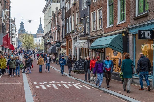 Winkelstraat in Amsterdam door Wolf-photography (bron: Shutterstock)