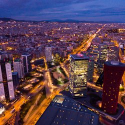 Vogelvlucht van Barcelona in de nacht door BearFotos (bron: Shutterstock)