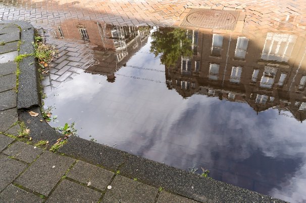 Een plasje in Amsterdam door Hazel Plater (bron: shutterstock)