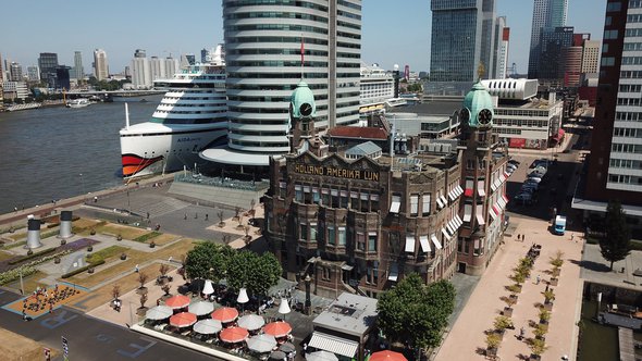 Hotel New York in Rotterdam door Stanislavskyi (bron: Shutterstock)