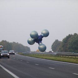 "Groningen, Sculpture, Molecule" (CC BY-ND 2.0) by Detlef Schobert door Detlef Schobert (bron: Flickr)