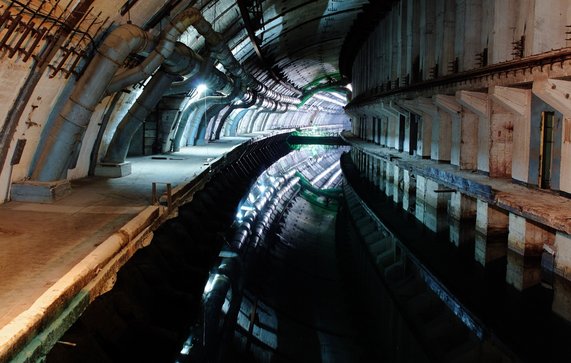 Industriële tunnel met complexe leidingen door kudla (bron: shutterstock)