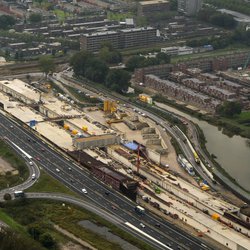 Nieuwbouw naast snelweg door Aerovista Luchtfotografie (bron: shutterstock.com)