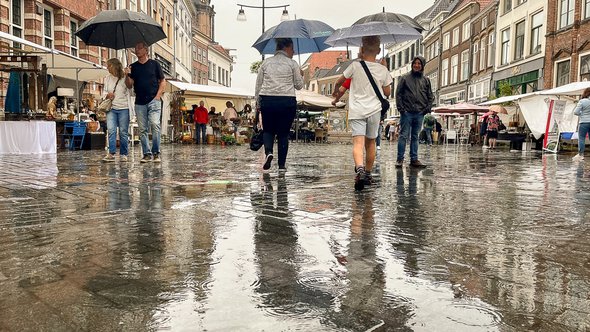 Stromende regen in Zutphen door Maarten Zeehandelaar (bron: Shutterstock)