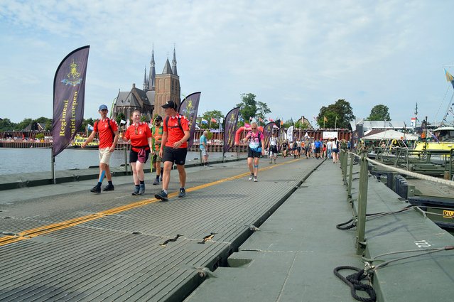 Nijmeegse Vierdaagse Pontonbrug Maas Noord Brabant door Roger Veringmeier (bron: Wikimedia)