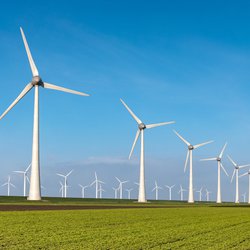 Windmolens in het landschap door fokke baarssen (bron: Shutterstock)