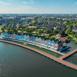 Luchtfoto van kleurrijke regenbooghuizen in Houten, Nederland door hans engbers (bron: shutterstock)