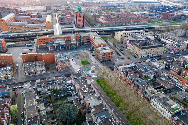 Den Bosch, Netherlands - 26-03-2020: The train station of Den Bosch seen from above door Alseenrodelap.nl - Elco (bron: Shutterstock)