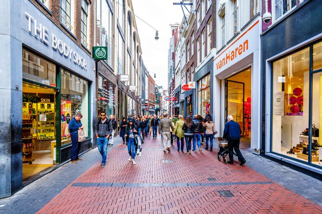 Winkelstraat in Amsterdam door Harry Beugelink (bron: Shutterstock)