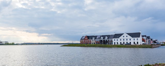 Huizen langs het Oldambtmeer, Groningen door INTREEGUE Photography (bron: shutterstock)